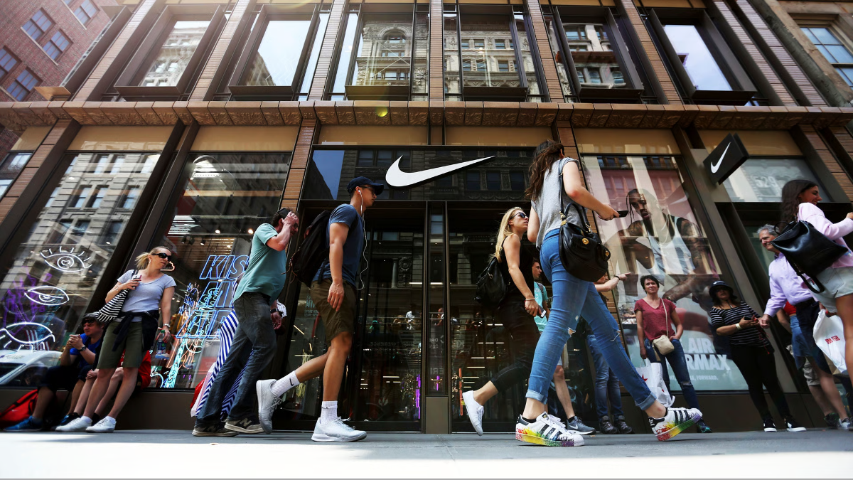 Những hợp đồng thể thao học đường cũng giúp Nike “giữ chân” các khách hàng trẻ. Ảnh: Quartz