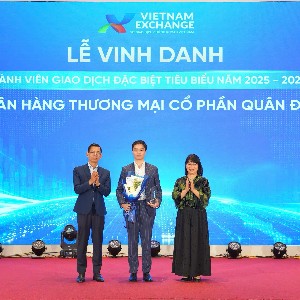 Đại diện MB nhận cúp vinh danh tại sự kiện.