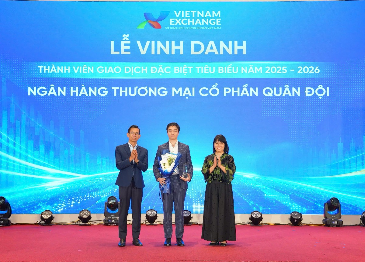 Đại diện MB nhận cúp vinh danh tại sự kiện.