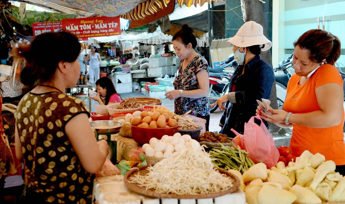 Cần tận dụng mọi nguồn lực tạo điều kiện phát triển mạng lưới chợ theo hướng văn minh, hiện đại, bảo đảm an toàn thực phẩm và là kênh tiêu thụ hiệu quả, kết nối sản xuất và tiêu dùng.Ảnh: Duy Linh.
