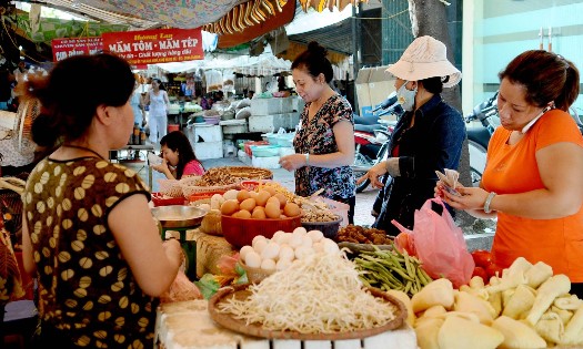 Cần tận dụng mọi nguồn lực tạo điều kiện phát triển mạng lưới chợ theo hướng văn minh, hiện đại, bảo đảm an toàn thực phẩm và là kênh tiêu thụ hiệu quả, kết nối sản xuất và tiêu dùng.Ảnh: Duy Linh.