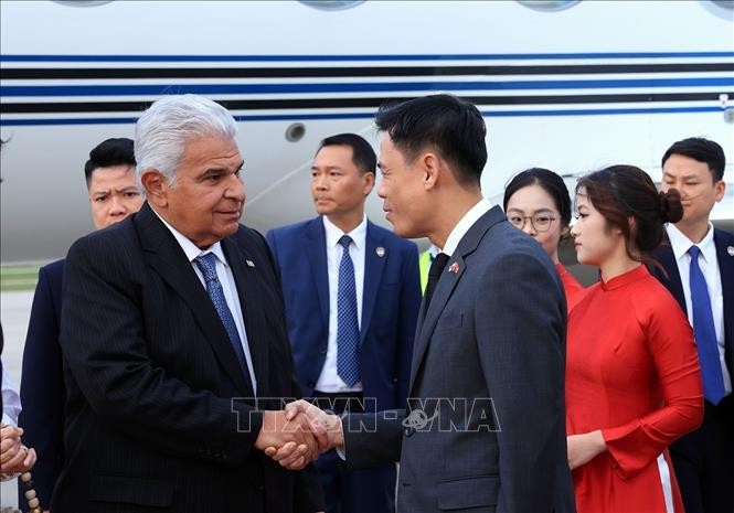 Lễ đón đoàn Tổng thống nước Cộng hòa Panama José Raúl Mulino và Phu nhân tại sân bay quốc tế Nội Bài. Ảnh: Tuấn Anh - TTXVN