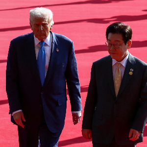 Tổng thống Hàn Quốc Lee Jae Myung (phải) gặp Tổng thống Mỹ Donald Trump bên lề Hội nghị các nhà lãnh đạo Diễn đàn Hợp tác kinh tế châu Á - Thái Bình Dương (APEC) tại Hàn Quốc ngày 29/10/2025 - Ảnh: Yonhap