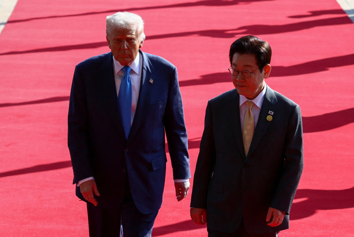 Tổng thống Hàn Quốc Lee Jae Myung (phải) gặp Tổng thống Mỹ Donald Trump bên lề Hội nghị các nhà lãnh đạo Diễn đàn Hợp tác kinh tế châu Á - Thái Bình Dương (APEC) tại Hàn Quốc ngày 29/10/2025 - Ảnh: Yonhap