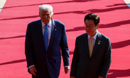 Tổng thống Hàn Quốc Lee Jae Myung (phải) gặp Tổng thống Mỹ Donald Trump bên lề Hội nghị các nhà lãnh đạo Diễn đàn Hợp tác kinh tế châu Á - Thái Bình Dương (APEC) tại Hàn Quốc ngày 29/10/2025 - Ảnh: Yonhap