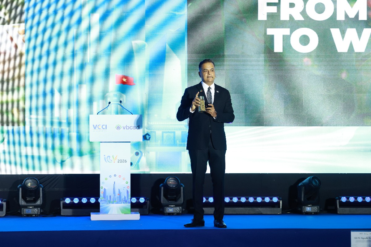 Tại phiên toàn thể VCSF 2026, ông Binu Jacob – Tổng giám đốc Nestlé Việt Nam, Đồng Chủ tịch VBCSD – trình bày tham luận “Kiến tạo lợi thế cạnh tranh cho Việt Nam – Hành trình từ nông trại vươn ra thế giới”, với hành trình của cà phê là câu chuyện xuyên suốt.