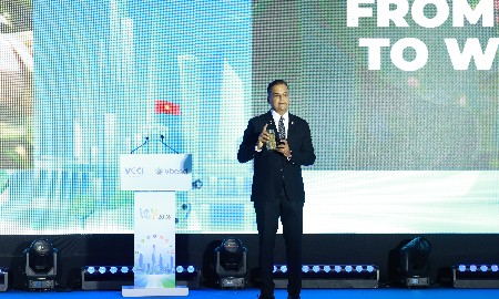Tại phiên toàn thể VCSF 2026, ông Binu Jacob – Tổng giám đốc Nestlé Việt Nam, Đồng Chủ tịch VBCSD – trình bày tham luận “Kiến tạo lợi thế cạnh tranh cho Việt Nam – Hành trình từ nông trại vươn ra thế giới”, với hành trình của cà phê là câu chuyện xuyên suốt.