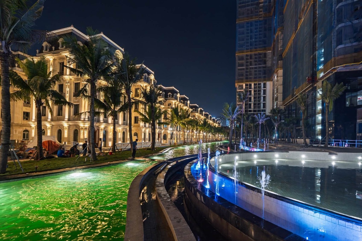 Dự án đã chính thức cất nóc tòa tháp thứ 4 trên tổng 5 tòa cao 40 tầng, đồng thời hoàn thiện nhiều cấu phần quan trọng như tổ hợp biển hồ nhân tạo quy mô 7.200 m2 kéo dài gần 500 m ngay dưới chân 5 tòa tháp (Ảnh: Noble Crystal Tay Ho WorldHotels Residences).