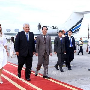 Tổng thống nước Cộng hòa Panama José Raúl Mulino và Phu nhân tới sân bay quốc tế Nội Bài bắt đầu thăm chính thức Việt Nam. Ảnh: Tuấn Anh - TTXVN