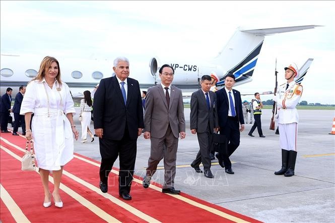 Tổng thống nước Cộng hòa Panama José Raúl Mulino và Phu nhân tới sân bay quốc tế Nội Bài bắt đầu thăm chính thức Việt Nam. Ảnh: Tuấn Anh - TTXVN