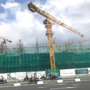 Các dự án có tổng mức đầu tư lớn được khẩn trương xây dựng bên bờ sông Hàn đóng góp đáng kể vào mức tăng trưởng kinh tế thành phố Đà Nẵng. Ảnh Ngô Anh Văn