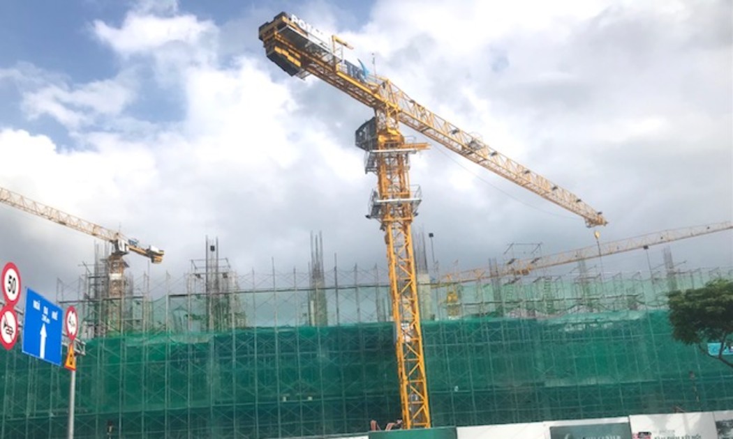 Các dự án có tổng mức đầu tư lớn được khẩn trương xây dựng bên bờ sông Hàn đóng góp đáng kể vào mức tăng trưởng kinh tế thành phố Đà Nẵng. Ảnh Ngô Anh Văn