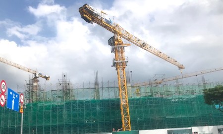 Các dự án có tổng mức đầu tư lớn được khẩn trương xây dựng bên bờ sông Hàn đóng góp đáng kể vào mức tăng trưởng kinh tế thành phố Đà Nẵng. Ảnh Ngô Anh Văn