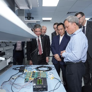 Đại diện Tập đoàn Infineon Technologies và Sở Khoa học và Công nghệ TP. Hồ Chí Minh tại buổi khai trương văn phòng mới, chiều 5/10 - Ảnh: Thu Hà.