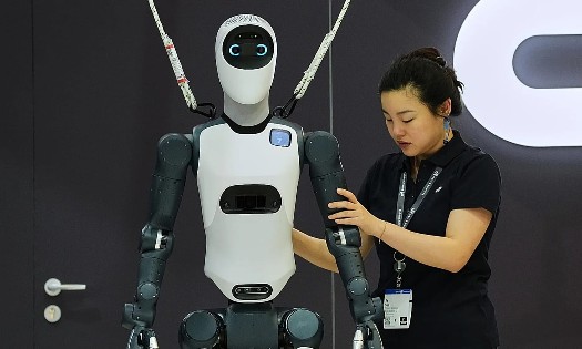 Trung Quốc hiện đang dẫn đầu rõ rệt về số lượng robot hình người được giao tới khách hàng và đã vượt qua Mỹ. Ảnh: The Associated Press