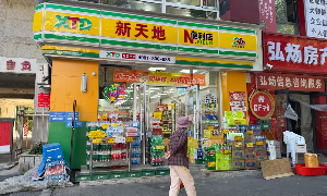 Tại Trung Quốc, một nửa số chuỗi cửa hàng tiện lợi ghi nhận doanh số sụt giảm trong nửa đầu năm nay. (Ảnh: Kohei Fujimura)