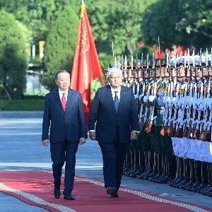 Tổng Bí thư, Chủ tịch nước Tô Lâm và Tổng thống Panama Jose Raul Mulino duyệt Đội danh dự Quân đội nhân dân Việt Nam tại Lễ đón. Ảnh: Đăng Khoa/Nhân Dân