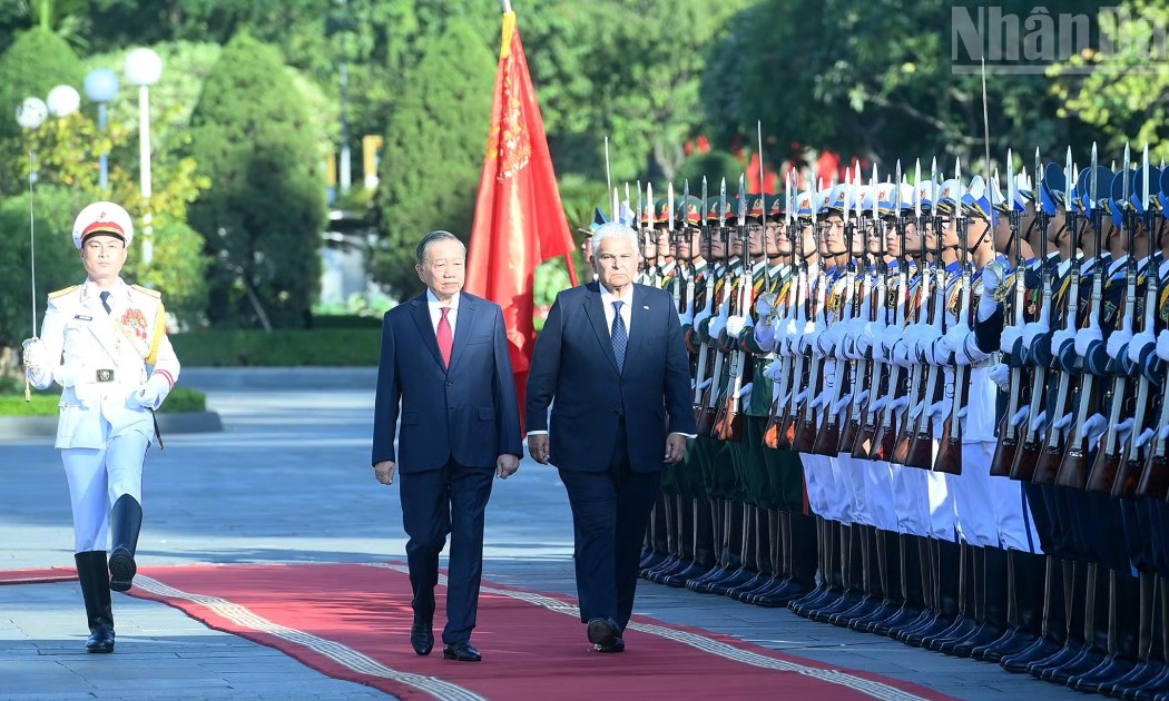Tổng Bí thư, Chủ tịch nước Tô Lâm và Tổng thống Panama Jose Raul Mulino duyệt Đội danh dự Quân đội nhân dân Việt Nam tại Lễ đón. Ảnh: Đăng Khoa/Nhân Dân