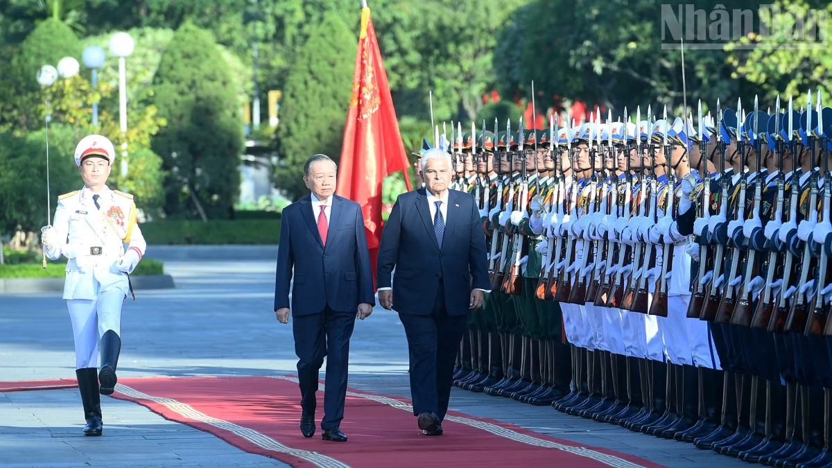 Tổng Bí thư, Chủ tịch nước Tô Lâm và Tổng thống Panama Jose Raul Mulino duyệt Đội danh dự Quân đội nhân dân Việt Nam tại Lễ đón. Ảnh: Đăng Khoa/Nhân Dân