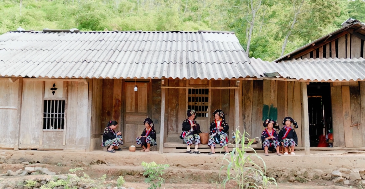 Du khách trải nghiệm cuộc sống bình dị của người dân bản địa. Ảnh: Nguyễn Thuấn