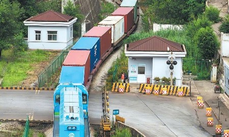 Đoàn tàu hàng quốc tế chở đầy linh kiện ô tô rời Cơ sở hợp tác logistics Trung Quốc - Kazakhstan tại Liên Vân Cảng. Ảnh: WANG JIANMIN/XINHUA.
