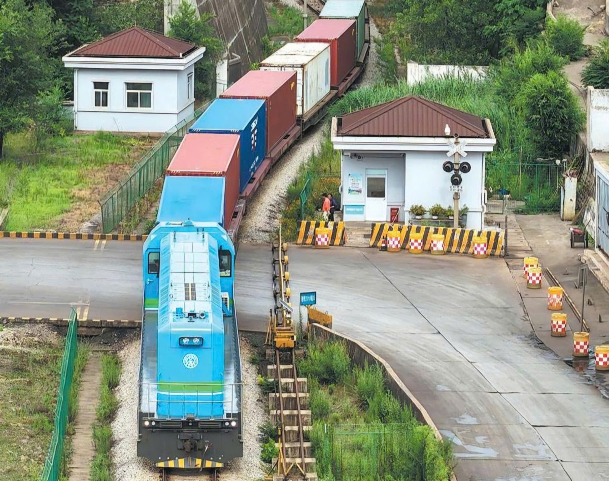 Đoàn tàu hàng quốc tế chở đầy linh kiện ô tô rời Cơ sở hợp tác logistics Trung Quốc - Kazakhstan tại Liên Vân Cảng. Ảnh: WANG JIANMIN/XINHUA.