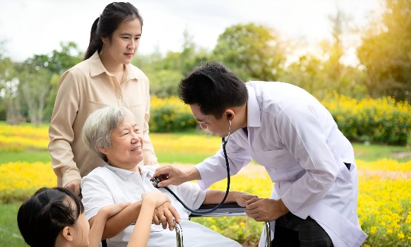 Thiết lập “lá chắn” hô hấp toàn diện cho người cao tuổi