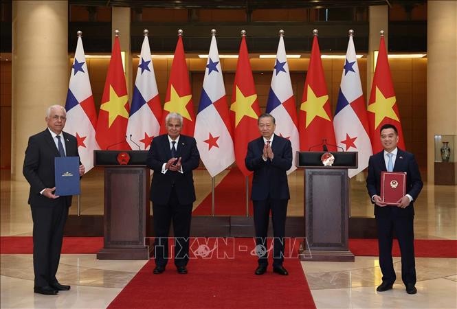 Tổng Bí thư, Chủ tịch nước Tô Lâm và Tổng thống Panama José Raúl Mulino chứng kiến lễ trao các văn kiện hợp tác giữa 2 nước. Ảnh: Thống Nhất -TTXVN