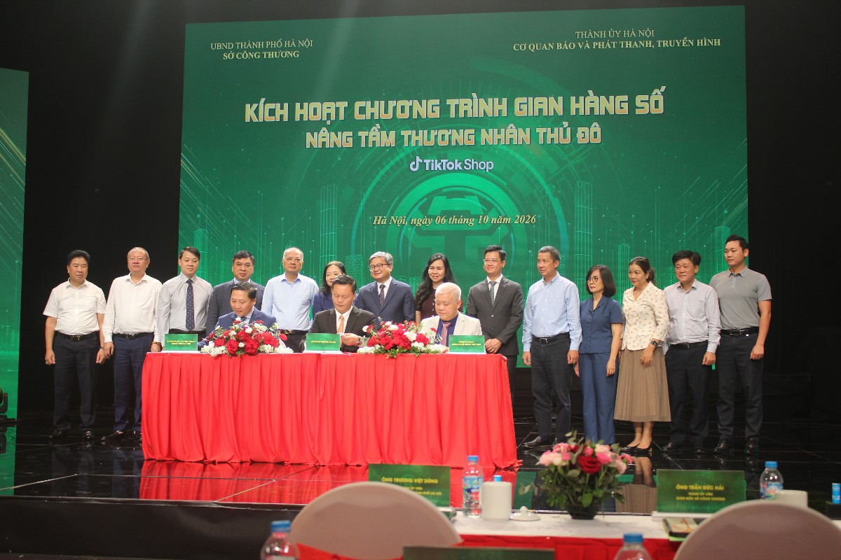Ký kết hợp tác 3 bên giữa Sở Công thương Hà Nội, Cơ quan Báo và Phát thanh, Truyền hình Hà Nội và Công ty TNHH Công nghệ TikTok Việt Nam. Ảnh: Chu Khôi.