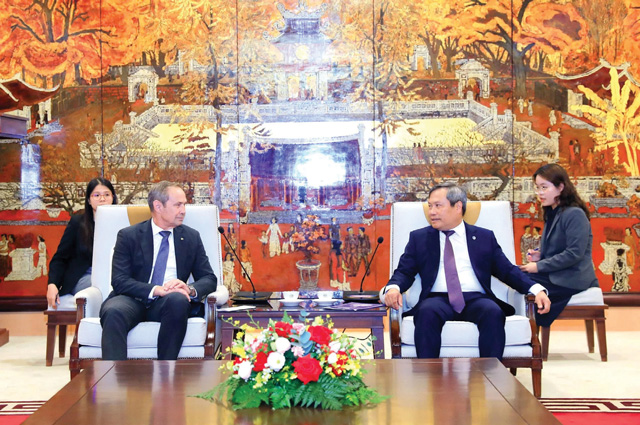 Mr. Vu Dai Thang (R), Chairman of the Hanoi People's Committee, hosts a reception for&nbsp;Mr. Roger Cook, Premier and Minister for Defence Industries, Tourism, Trade and Investment of the state of Western Australia, during the latter's vist to Vietnam from&nbsp;&nbsp;September 21 to 25.