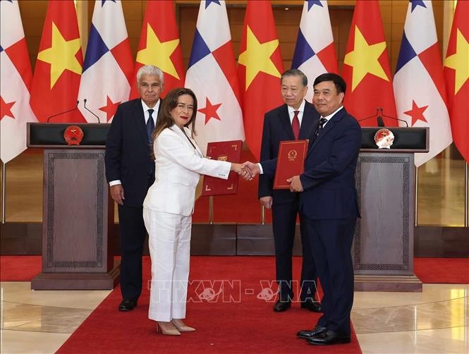 Tổng Bí thư, Chủ tịch nước Tô Lâm và Tổng thống Panama José Raúl Mulino chứng kiến lễ trao các văn kiện hợp tác giữa 2 nước. Ảnh: Thống Nhất -TTXVN