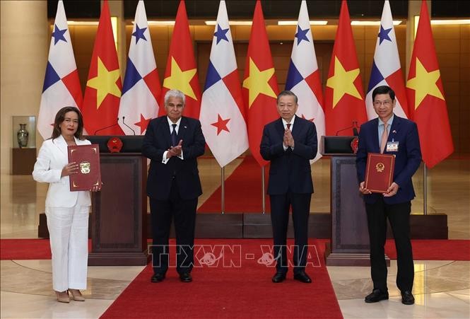 Tổng Bí thư, Chủ tịch nước Tô Lâm và Tổng thống Panama José Raúl Mulino chứng kiến lễ trao các văn kiện hợp tác giữa 2 nước. Ảnh: Thống Nhất -TTXVN