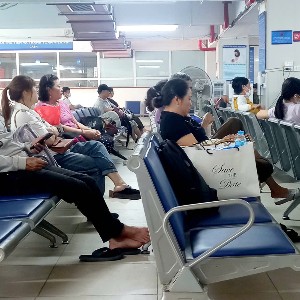 Người chờ làm thủ tục khám chữa bệnh bảo hiểm y tế. Ảnh: Thu Hằng.