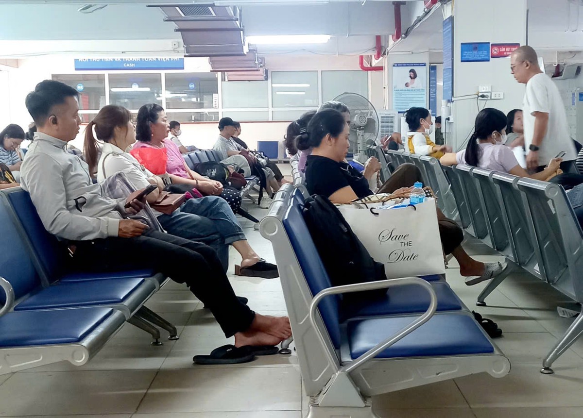 Người chờ làm thủ tục khám chữa bệnh bảo hiểm y tế. Ảnh: Thu Hằng.