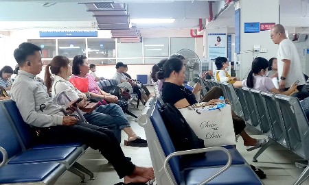 Người chờ làm thủ tục khám chữa bệnh bảo hiểm y tế. Ảnh: Thu Hằng.