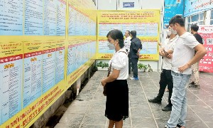 Lao động trẻ tìm kiếm cơ hội việc làm. Ảnh: Thu Hằng.