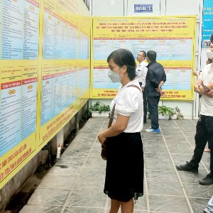 Lao động trẻ tìm kiếm cơ hội việc làm. Ảnh: Thu Hằng.