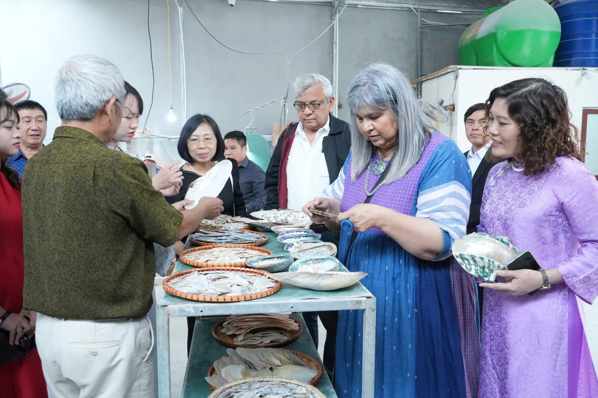 Hà Nội hiện có 4 làng nghề được Hội đồng Thủ công thế giới công nhận, gồm dệt lụa Vạn Phúc, gốm sứ Bát Tràng, điêu khắc sơn mỹ nghệ Sơn Đồng và khảm trai, sơn mài Chuyên Mỹ. Ảnh: Xã Chuyên Mỹ