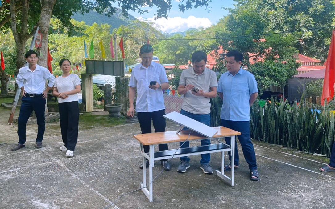 Từ những thiết bị nhỏ, tín hiệu Internet được kết nối đến các điểm trường và khu dân cư vùng cao. Ảnh: Hoàng Anh