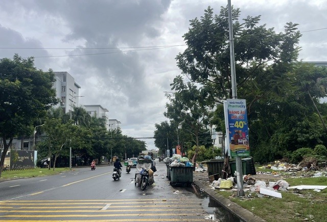 Với sự quyết liệt của chính quyền Đà Nẵng, kỳ vọng những điểm "tập kết rác" đến 10h sáng vẫn chưa được thu gom sẽ không còn tồn đọng tại những con đường ở trung tâm thành phố. Ảnh Ngô Anh Văn