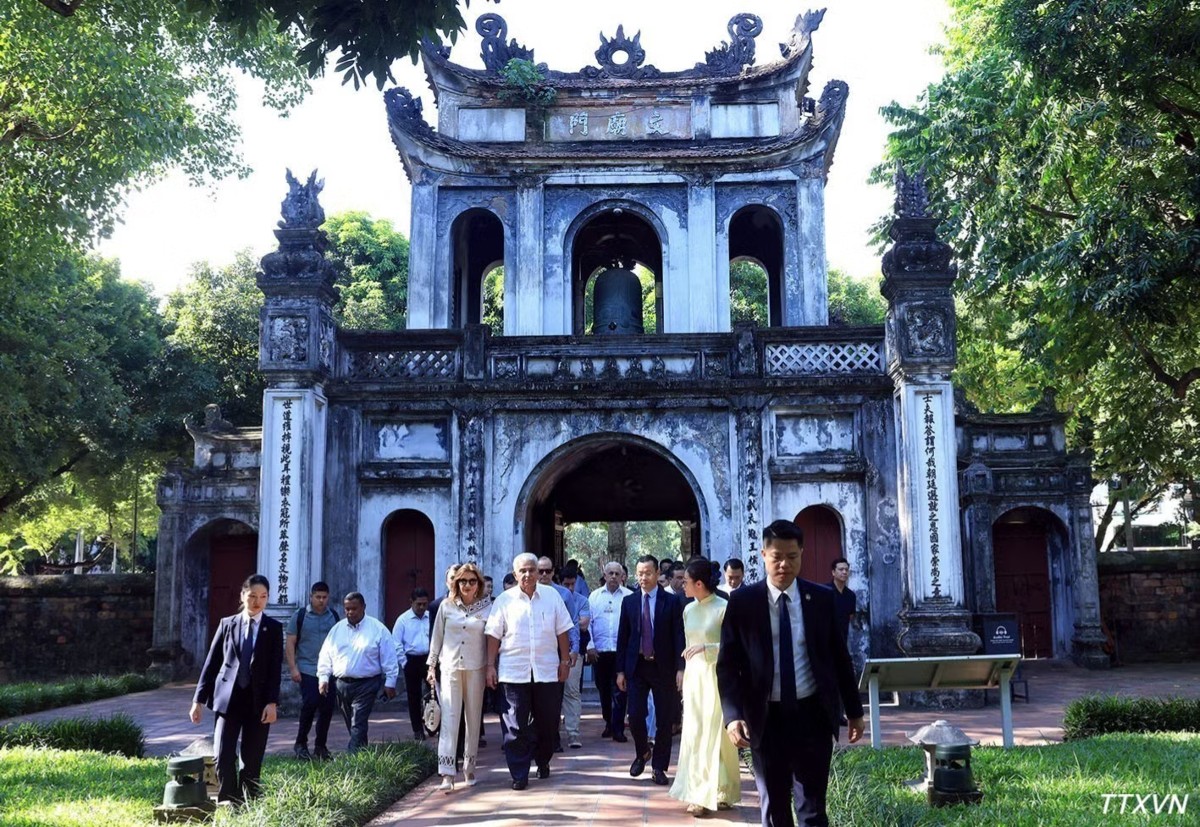 Tổng thống Cộng hòa Panama José Raúl Mulino và Phu nhân thăm Văn Miếu-Quốc Tử Giám sáng 6/10. (Ảnh: Tuấn Anh/TTXVN