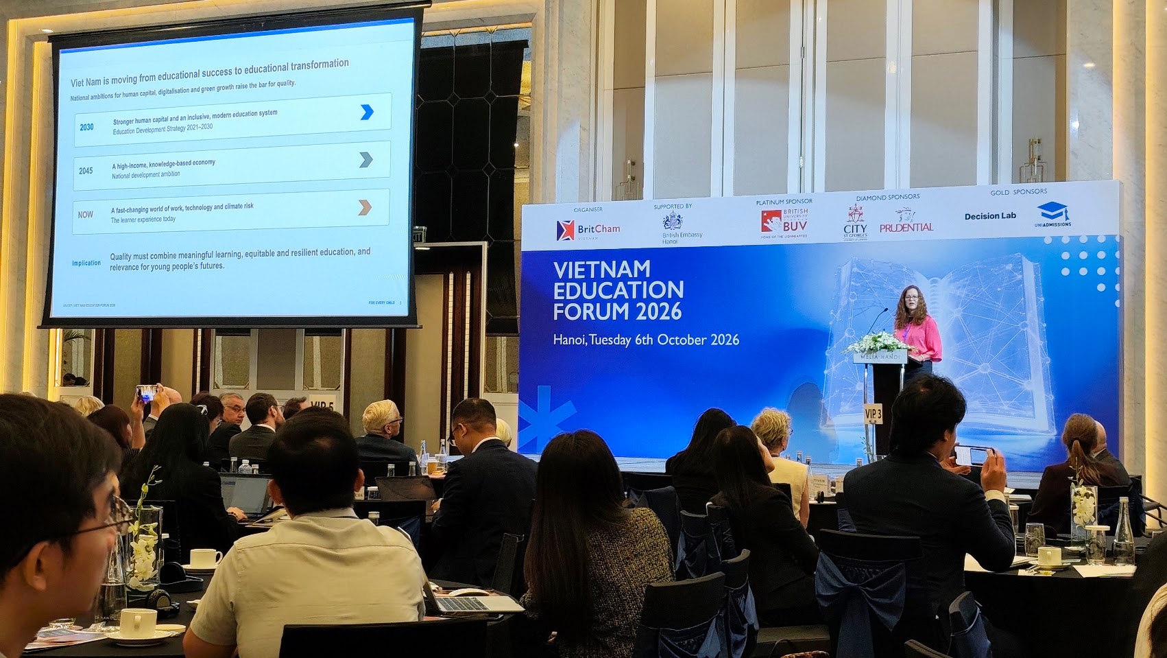 Bà Sylvia Putri,Trưởng phòng khối Giáo dục&nbsp; tại Decision Lab trình bày Báo cáo Thị trường Giáo dục Việt Nam, cung cấp dữ liệu phân tích và các xu hướng định hình bức tranh giáo dục hiện tại.