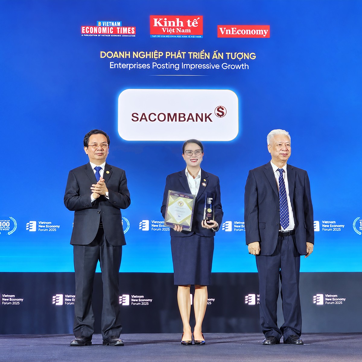 Bà Nguyễn Thị Kiều Anh, Phó Tổng giám đốc SACOMBANK (giữa) nhận giải Thương hiệu Mạnh 2026 từ Ban tổ chức.