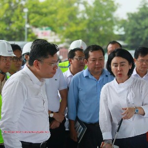 Phó Chủ tịch UBND Thành phố Hoàng Nguyên Dinh cùng đoàn công tác khảo sát nút giao đường Rừng Sác - Ảnh: Hà Trang.