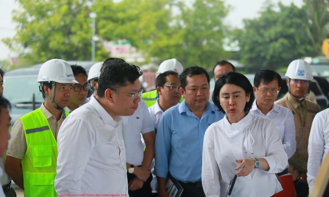 Phó Chủ tịch UBND Thành phố Hoàng Nguyên Dinh cùng đoàn công tác khảo sát nút giao đường Rừng Sác - Ảnh: Hà Trang.