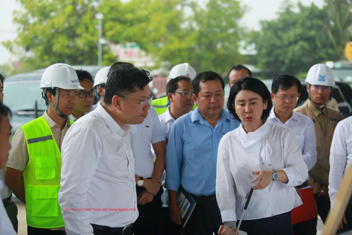 Phó Chủ tịch UBND Thành phố Hoàng Nguyên Dinh cùng đoàn công tác khảo sát nút giao đường Rừng Sác - Ảnh: Hà Trang.