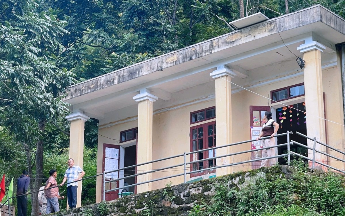 Thiết bị thu phát vệ tinh được lắp đặt tại điểm trường vùng cao Trung Lý - Ảnh: Hoàng Anh.