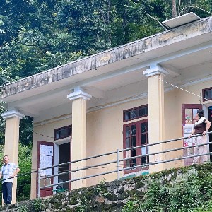Thiết bị thu phát vệ tinh được lắp đặt tại điểm trường vùng cao Trung Lý - Ảnh: Hoàng Anh.