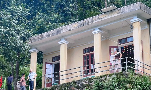 Thiết bị thu phát vệ tinh được lắp đặt tại điểm trường vùng cao Trung Lý - Ảnh: Hoàng Anh.