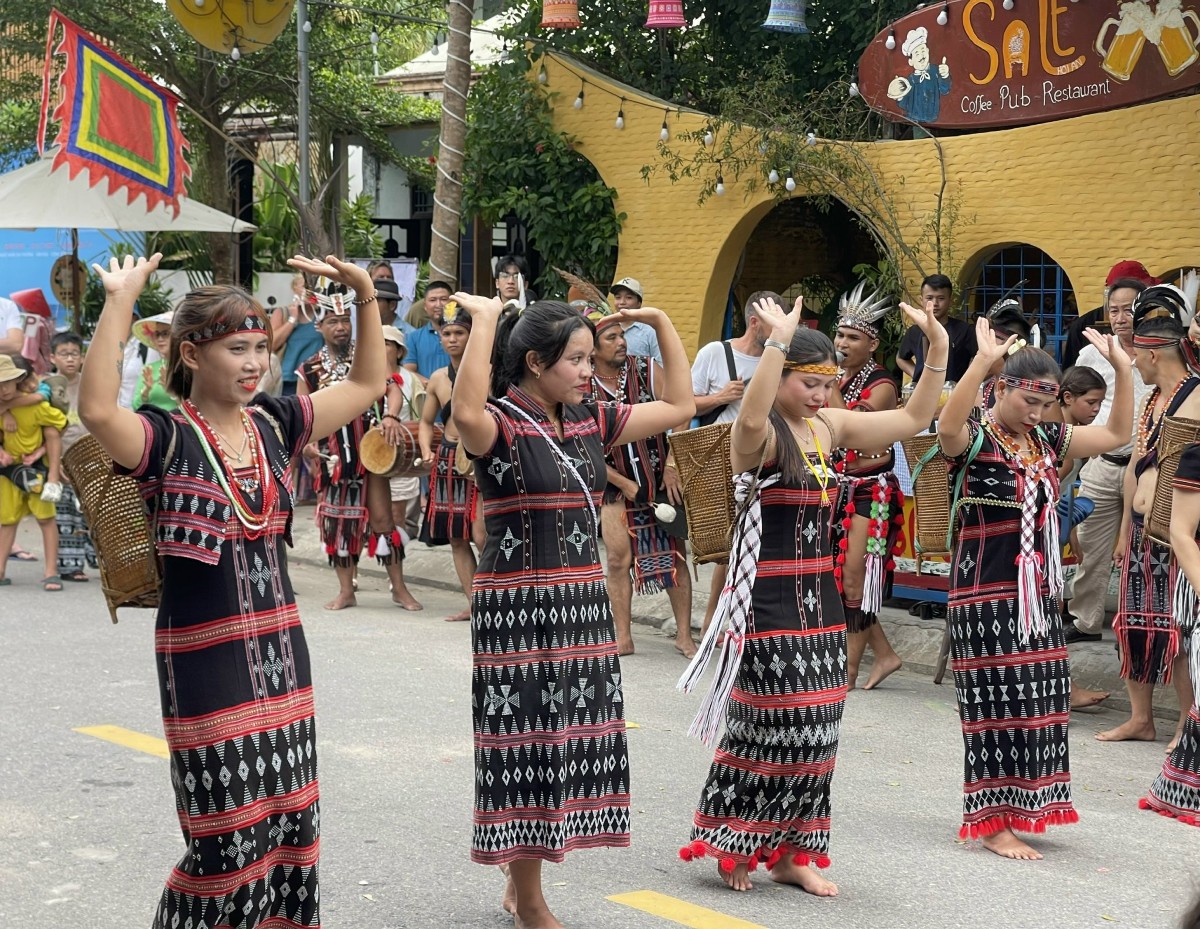 Điệu múa truyền thống của các cô gái dân tộc Cơ Tu được biểu diễn thường xuyên tại các điểm du lịch nổi tiếng. Ảnh: Ngô Anh Văn